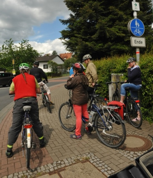 Am Ende des stra&szlig;enbegleitenden Radweges in Niederbiel muss man als Radfahrer in der Kurve auf die Stra&szlig;e &ndash; oder den Gehweg benutzen.