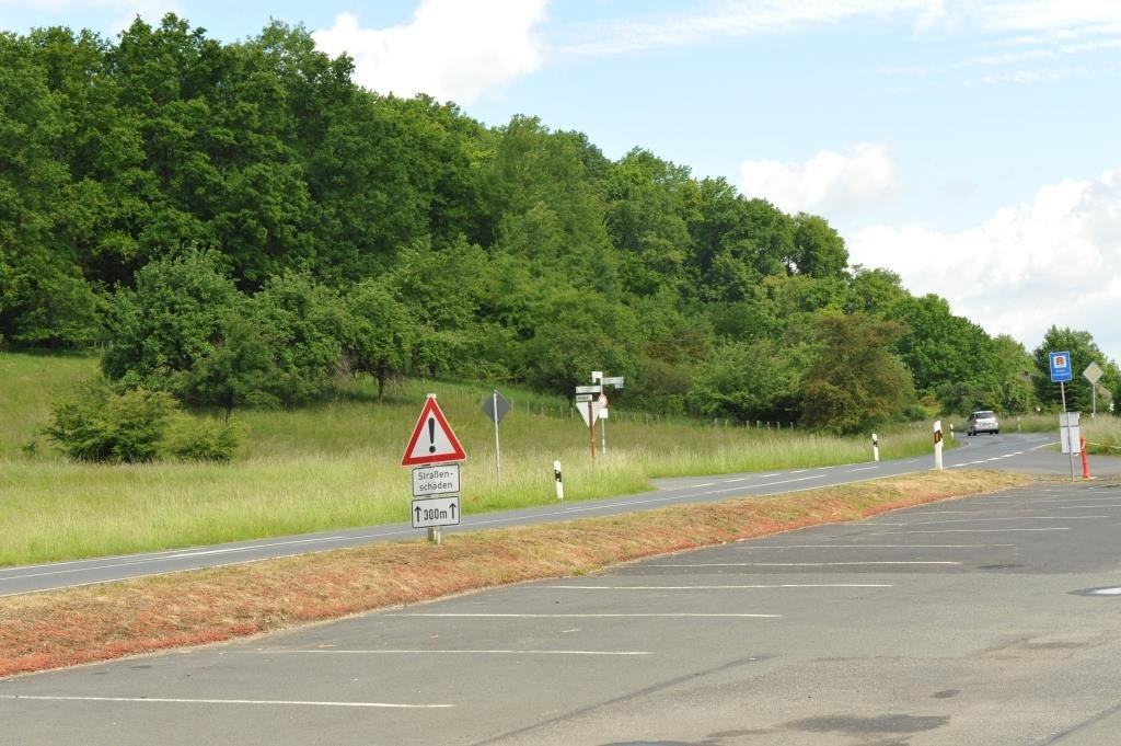 Die Radwegf&uuml;hrung am Oberdorfer Gewerbegebiet. Radfahrer, gerade mit Kindern m&uuml;ssen &uuml;ber den privaten Parkplatz fahren, um die gef&auml;hrliche Landsta&szlig;e zu vermeiden.