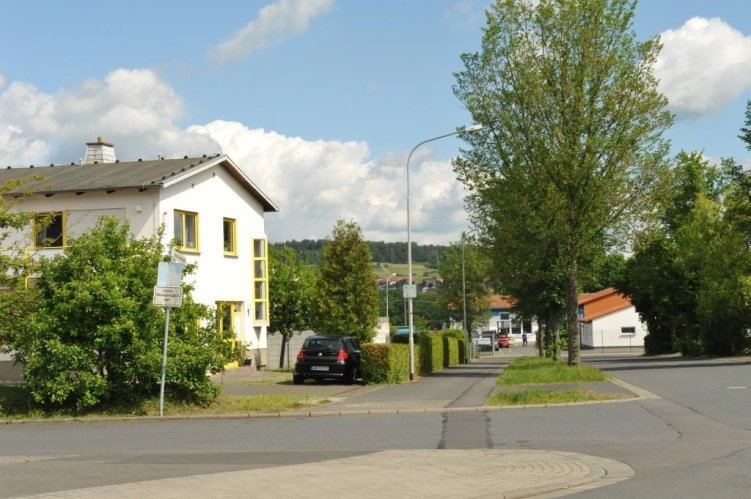 Im Gewerbegebiet Burgsolms: Hier sind die Markierungen des R7 (Lahntalradweg) auf dem Fu&szlig;weg angebracht. Im weiteren Verlauf gibt es mehrere Gefahrenpunkte durch kreuzenden Autoverkehr, so z.B. am Rewe-Markt, Tankstelle, Aldimarkt.