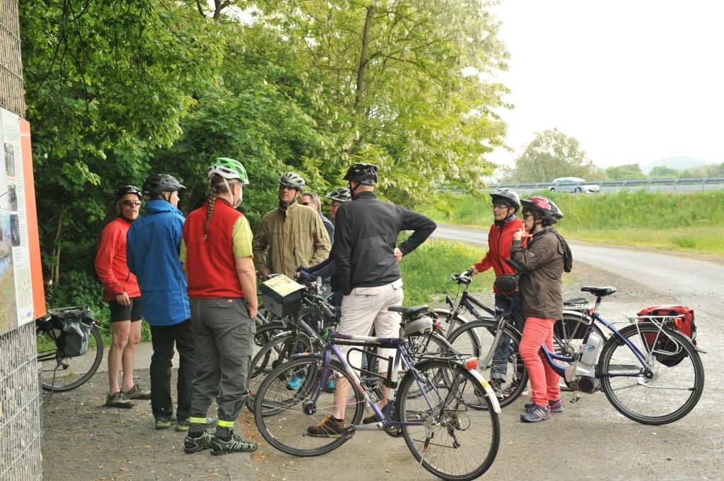 Entlang der Altenberger Stra&szlig;e bestehen einige Gefahrenpunkte durch kreuzenden Autoverkehr (Fabrikeinfahrt, Sporthaus Kaps). Unterhalb des Klosters Altenberg am Ortsausgang Richtung Wetzlar wird der Radweg von Autofahrern als Abk&uuml;rzung/Stauumge