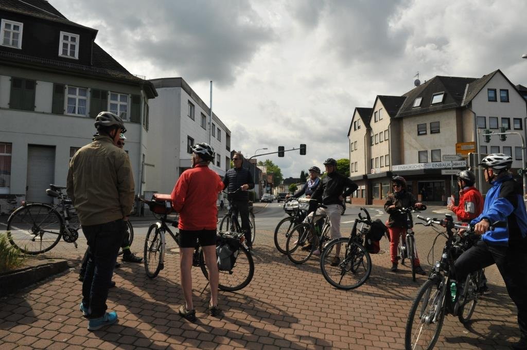 Der &Uuml;bergang an der Kreuzung Krautg&auml;rtenstra&szlig;e/Lindenstra&szlig;e. F&uuml;r Radfahrer gibt es keinen geregelten &Uuml;bergang. Eine Radmarkierung an der Linksabbiegerspur in die Lindenstra&szlig;e w&auml;re sinnvoll.