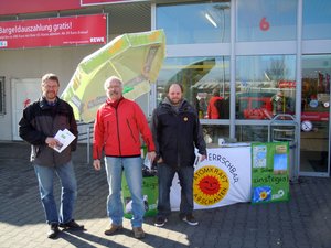 Foto Informationsstand der Grünen Solms am 19.3.2011 vor dem REWE-Markt