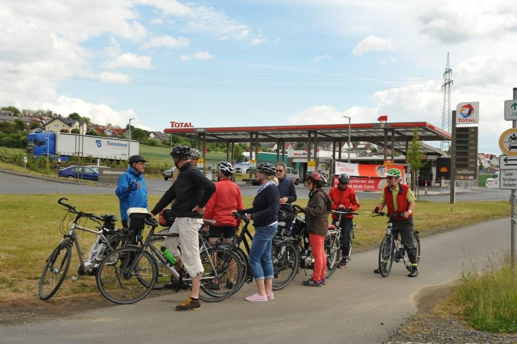 Kreisverkehr Mittelbiel: Hier gibt es keine klare verkehrsrechtliche Radwegef&uuml;hrung.